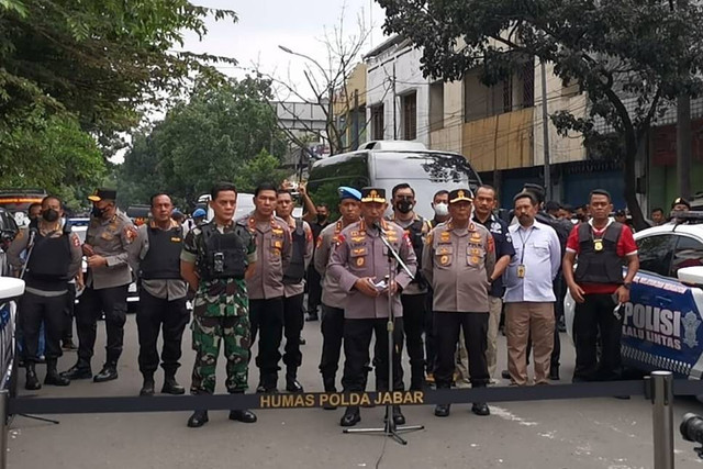 Kapolri Jenderal Polisi Listyo Sigit Prabowo menyampaikan keterangan pers terkait bom bunuh diri di Polsek Astana Anyar, Kota Bandung, Jawa Barat, Rabu (7/12/2022). Foto: Ariella Dwiputri Kinari/kumparan Buddies