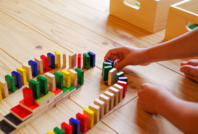 Ilustrasi anak menyusun mainannya. Foto: gorosan/Shutterstock