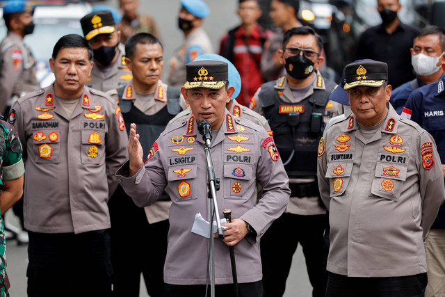 Kapolri Jenderal Polisi Listyo Sigit Prabowo menyampaikan keterangan pers di Polsek Astana Anyar, Kota Bandung, Jawa Barat, Rabu (7/12/2022). Foto: Willy Kurniawan/REUTERS
