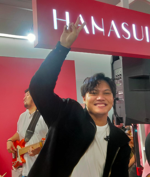 Rizky Febian hibur pengguna MRT. Foto: Istimewa