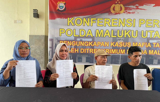 Korban dan 3 orang tua tersangka anggota Polres Halmahera Utara saat menunjukkan surat peryataan perdamaian. Foto: Samsul/cermat