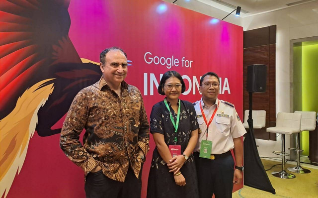 Google for Indonesia 2022. Dari kiri ke kanan: Yossi Matias, VP of Engineering and Research Google, Galuh Rohmah Strategic Partner Development Manager Geo Google Indonesia, Emanuel Kristanto, Kepala Unit Pengelola Sistem Pengendalian Lalu Lintas Dishub DKI Jakarta. Foto: Farren Sahertian/kumparan