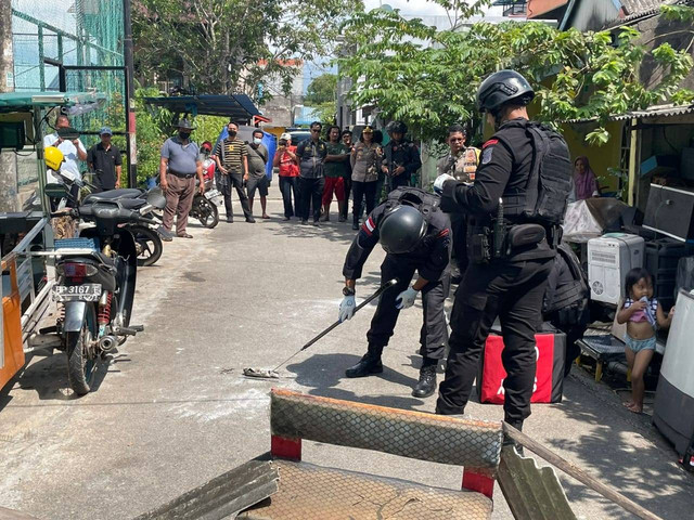 Tim Jibom Sat Brimob Polda Kepri mengevakuasi benda yang diduga jatuh dari langit. Foto: Rega/kepripedia.com