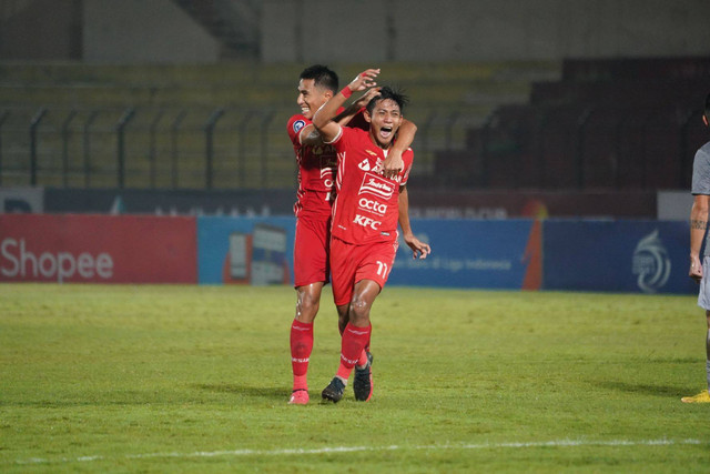 Firza Andika (#11) mencetak gol saat Persija melawan Borneo FC di Stadion Sultan Agung, Bantul, dalam lanjutan Liga 1 2022/23 pada 6 Desember 2022. Foto: Dok Persija