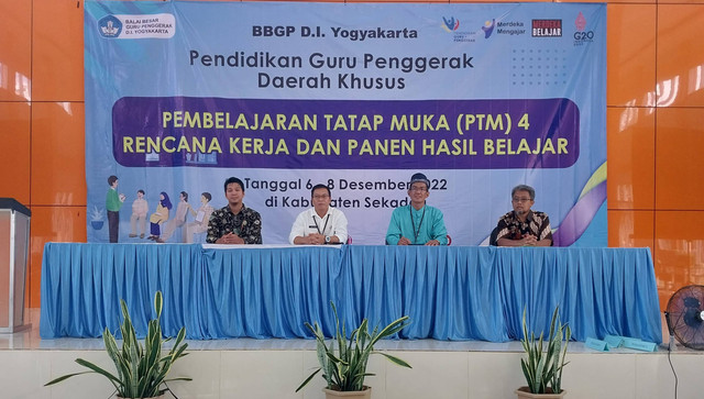 Kadisdik Sekadau (dua dari kiri) menghadiri pembukaan pameran dan panen hasil karya program PGP angkatan 5 daerah khusus di SMK Negeri 1 Sekadau. Foto: Dina Mariana/Hi!Pontianak