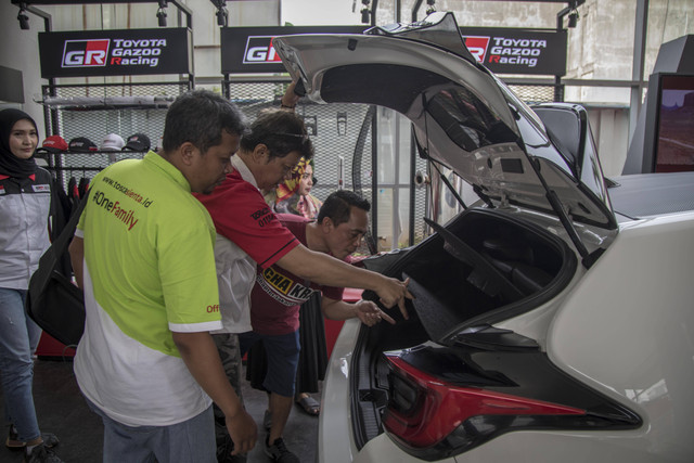 Pengunjung melihat mobil Toyota Yaris GR Sport di Cabang Auto2000 Tebet Saharjo, Jakarta, Rabu (7/12). Foto: Aditia Noviansyah/kumparan