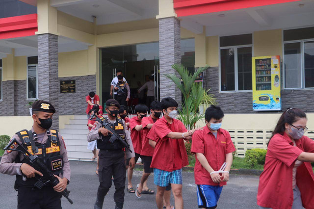 Polisi melimpahkan berkas dan 15 orang anak buah bos judi online Kota Medan Apin BK ke Kejaksaaan Negeri Medan. Foto: Polda Sumut