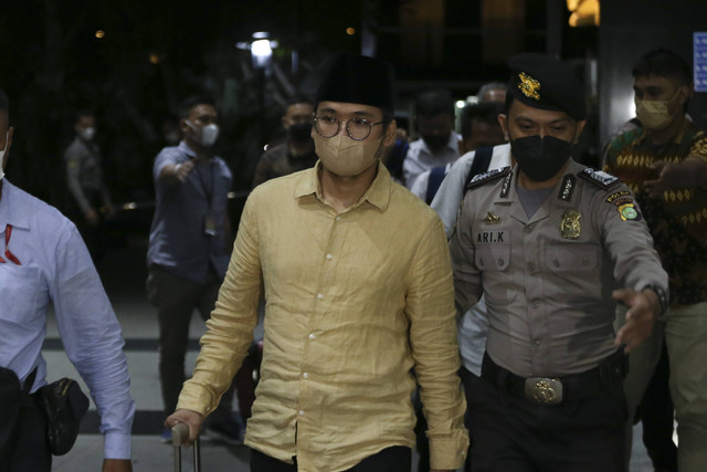 Bupati Bangkalan Abdul Latif Amin Imron berjalan memasuki gedung usai ditangkap oleh KPK, di Gedung Merah Putih KPK, Jakarta, Rabu (7/12/2022).  Foto: Rivan Awal Lingga/ANTARA FOTO