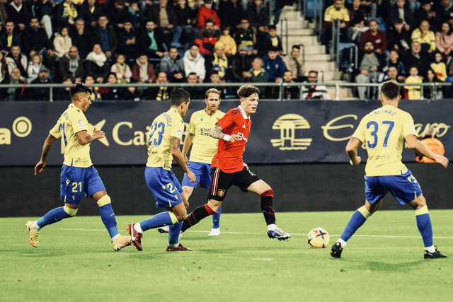 Pemain Manchester United, Alejandro Garnacho, berusaha melewati hadangan pemain Cadiz di pertandingan uji coba. Foto: Dok Manchester United