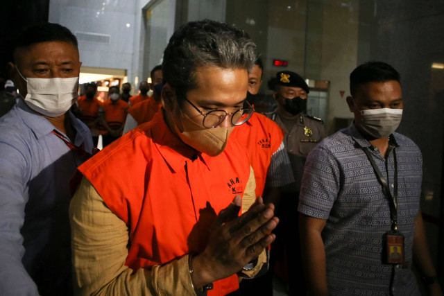 Bupati Bangkalan Abdul Latif Amin Imron memakai rompi tahanan usai ditangkap oleh KPK di Gedung Merah Putih KPK, Jakarta, Rabu (7/12/2022).  Foto: Rivan Awal Lingga/ANTARA FOTO