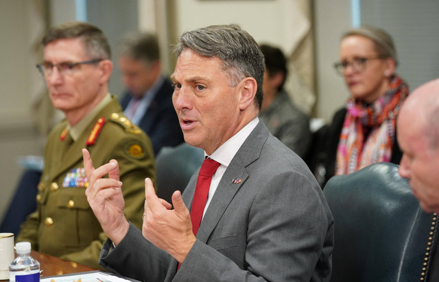 Menteri Pertahanan Australia Richard Marles berbicara selama pertemuan trilateral dengan Menteri Pertahanan A.S. Lloyd Austin dan Menteri Pertahanan Inggris Ben Wallace di Pentagon di Washington, A.S., 7 Desember 2022. Foto: REUTERS/Kevin Lamarque