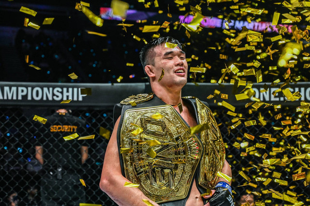 Christian Lee berpose dengan dua sabuk Juara Dunia ONE Championship usai mengalahkan Kiamrian Abbasov di ONE Fight Night 4 pada 18 November. Foto: ONE Championship