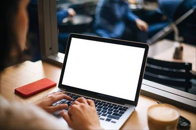 Kenapa layar laptop putih? Foto: Unsplash.com