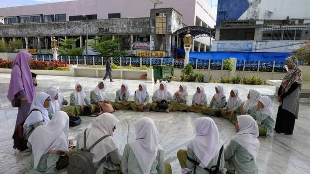 Ilustrasi pelajar ikuti kajian agama di Masjid Raya Baiturrahman, Banda Aceh. Foto: Dok. Rohis SMA Labschool