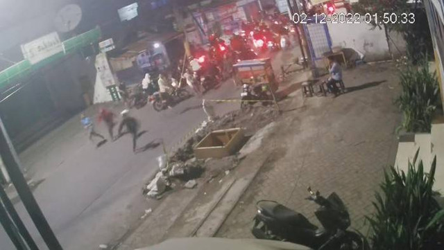 Tangkapan layar CCTV disekitar jalanan Keputih pada saat puluhan gangster konvoi.