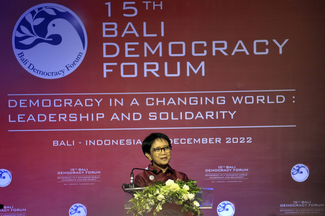 Menteri Luar Negeri Retno Marsudi menyampaikan paparan saat pembukaan Bali Democracy Forum (BDF) ke-15 di Bali Nusa Dua Convention Center (BNDCC), Badung, Bali, Kamis (8/12/2022). Foto: Nyoman Hendra Wibowo/Antara Foto