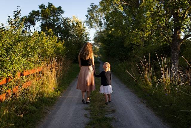 Ilustrasi peringatan Hari Ibu 2022. Foto: Unsplash/Jon Flobrant