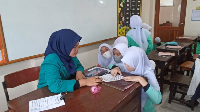 Alvianur Rahayu, mahasiswa Unisma, saat mengajar di jenjang SD Tha-it Suksa School Thailand. Foto / dok Unisma