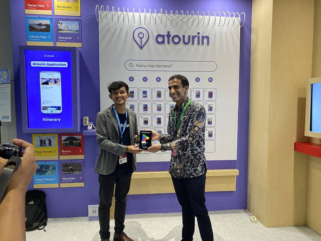 CEO Atourin (Kiri) menerima penghargaan dari Google Indonesia