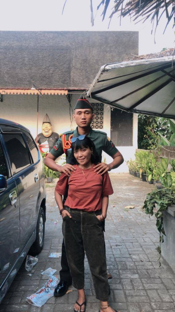 Gambar 1: Ridho bersama Titin (sumber: Dok. pribadi)