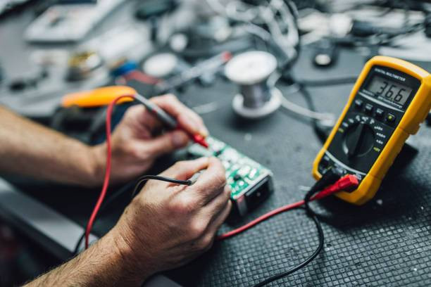Ilustrasi penggunaan alat ukur listrik multimeter. Foto: Pixabay