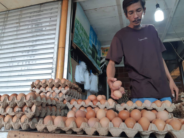 Ris (38) pedagang telur ayam di Pasar Raya Blok III di Kota Padang, Kamis (8/12/2022). Foto: Ariyanti/Langkan