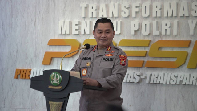 Pemberian bantuan secara simbolik diberikan langsung oleh Kapolda Metro Jaya Irjen Fadil Imran kepada putra-putri anggotanya yang berprestasi. Foto: Dok. Polda Metro Jaya