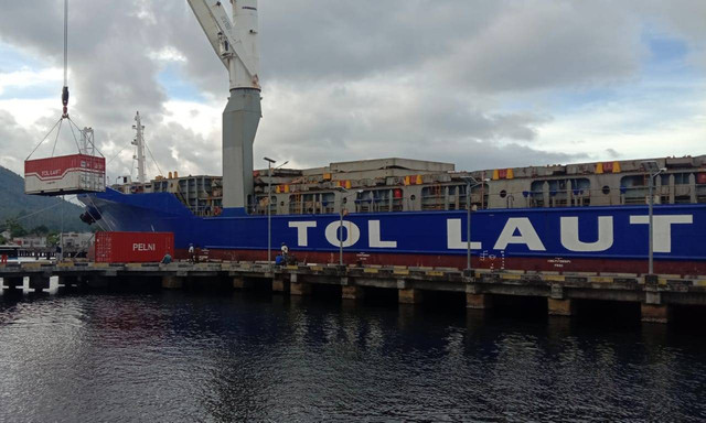 Kapal Tol Laut KM Logistik Nusantara 5 di Pelabuhan Galela, Halmahera Utara, Maluku Utara. Foto: Nurkholis Lamaau/cermat