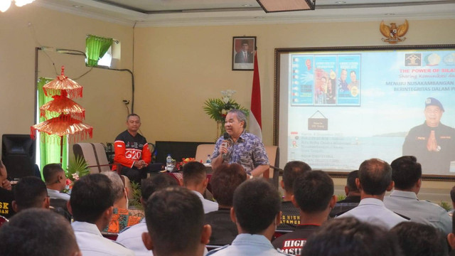 Pakar Komunikasi dan Motivator Nasional Dr Aqua Dwipayana berkunjung ke Pulau Nusakambangan, Foto : Humas Lapas Batu