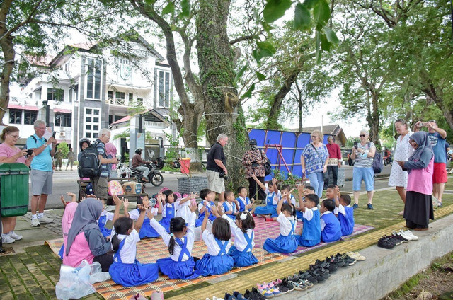 Wisatawan asing penumpang kapal pesiar Azamara Quest saat melakukan perjalanan wisata di Kota Sabang, Aceh, Kamis (8/12/2022). Foto: Dok. Humas Kota Sabang