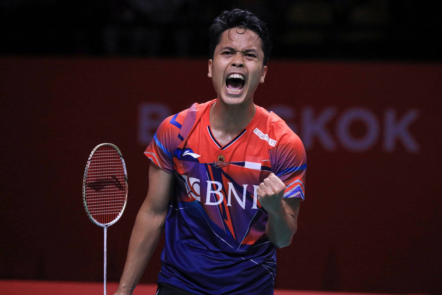 Pebulutangkis tunggal putra Indonesia Anthony Sinisuka Ginting berselebrasi usai mengalahkan pemain Taiwan Chou Tien Chen pada pertandingan kedua fase grup B BWF World Tour Finals 2022 di Nimibutr Arena, Bangkok, Thailand, Kamis (8/12/2022). Foto: Humas PBSI/HO ANTARA FOTO