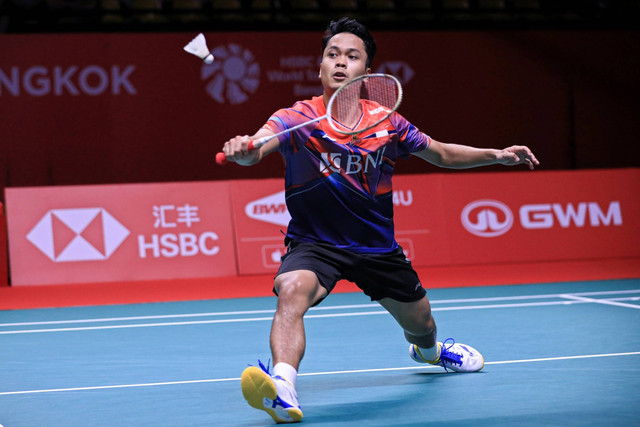 Pebulutangkis tunggal putra Indonesia Anthony Sinisuka Ginting memukul kok ke arah lawannya asal Taiwan Chou Tien Chen dalam pertandingan kedua fase grup B BWF World Tour Finals 2022 di Nimibutr Arena, Bangkok, Thailand, Kamis (8/12/2022). Foto: Humas PBSI/HO ANTARA FOTO