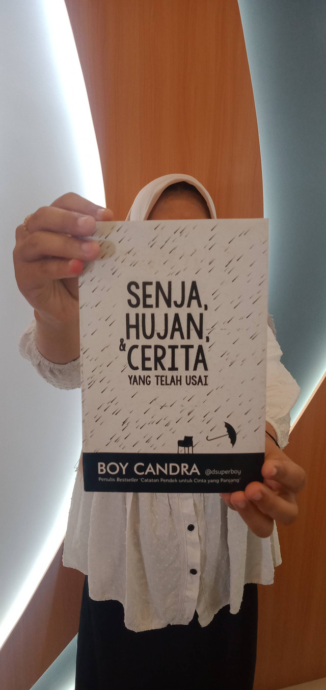 Gambar Buku "Senja, Hujan, & Cerita yang Telah Usai" Karya Boy Candra ( sumber: gambar pribadi)