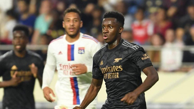 Penyerang Arsenal, Eddie Nketiah, saat merumput di laga uji coba kontra Lyon yang dihelat di Al Maktoum Stadium, Dubai, Kamis (8/12) malam WIB. Foto: Twitter/Arsenal