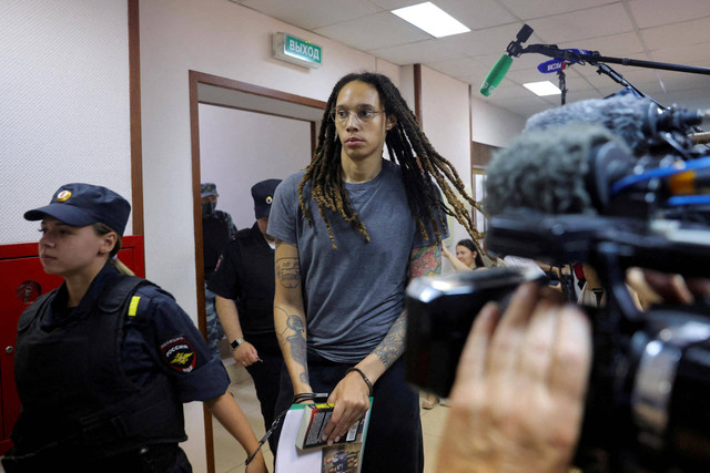 Pemain bola basket AS Brittney Griner, yang ditahan di bandara Sheremetyevo Moskow dan kemudian didakwa dengan kepemilikan ganja secara ilegal, dikawal sebelum putusan di Khimki di luar Moskow, Rusia, 4 Agustus 2022. Foto: Evgenia Novozhenina/REUTERS