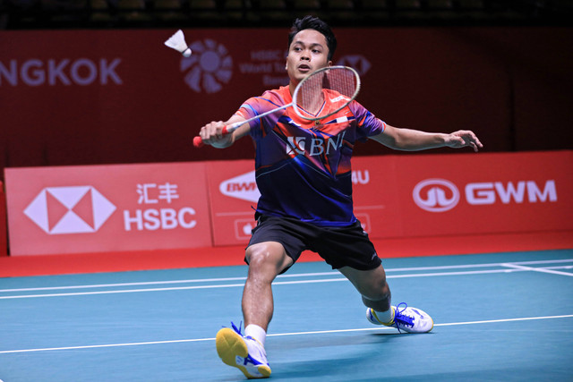 Pebulutangkis tunggal putra Indonesia Anthony Sinisuka Ginting memukul kok ke arah lawannya asal Taiwan Chou Tien Chen dalam pertandingan kedua fase grup B BWF World Tour Finals 2022 di Nimibutr Arena, Bangkok, Thailand, Kamis (8/12/2022) Foto: ANTARA FOTO/Handout/Humas PBSI