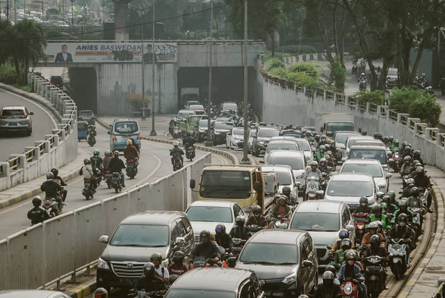Pengendara memperlambat laju kendaraan saat melewati kemacetan di Jalan Pedati, Jatinegara, Jakarta, Jumat, 9 Desember 2022. Foto: Iqbal Firdaus/kumparan