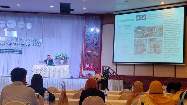 Rektor Universitas Syiah Kuala presentasi potensi nilam Aceh di IMT GT Thailand. Foto: USK