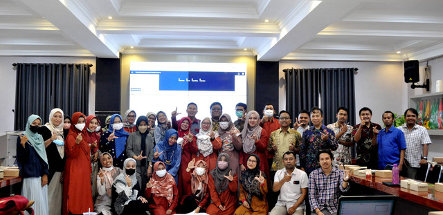 Sesi foto bersama antara narasumber dan peserta workshop (Sumber : Humas Unmuh Jember).