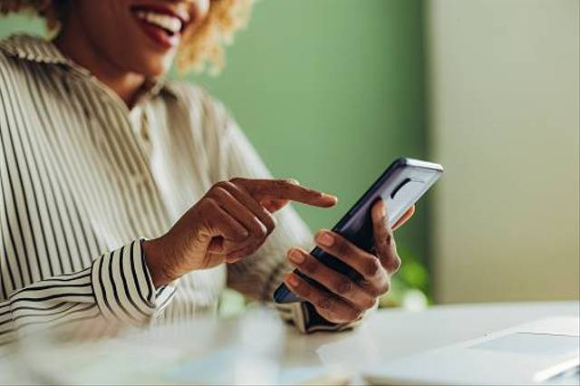 Ilustrasi cara melihat foto yang di private di HP OPPO. Foto: Unsplash. 