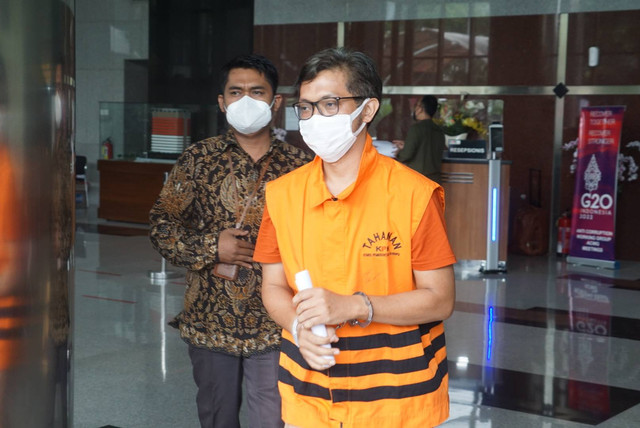 Asisten Hakim MA, Prasetio Nugroho usai melakukan pemeriksaan di Kantor KPK, Kuningan, Jakarta pada Jumat (9/12). Prasetio Nugroho ditahan KPK berkaitan dengan perkara suap gugatan pailit di Mahkamah Agung. Foto: Iqbal Firdaus/kumparan