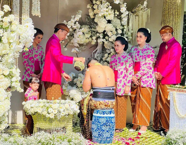 Prosesi sungkeman dan siraman Kaesang Pangarep. Foto: Instagram/@jokowi