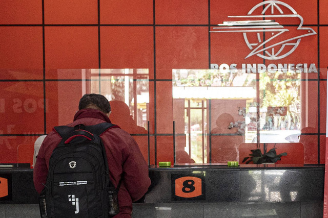 Seorang warga berada di loket penerimaan bantuan subsidi upah (BSU) di PT Pos Indonesia KP Premier Jakarta Timur, Pulogadung, Jakarta, Jumat (9/12/2022). Foto: Aprillio Akbar/Antara Foto