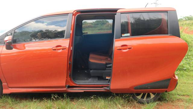 Cara membuka sliding door mobil. Foto: Ghulam Muhammad Nayazri / kumparanOTO