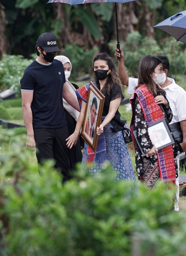 Marsha Aruan bersama keluarga dan kerabat saat proses pemakaman ayahnya Maruli Asi Budi Aruan di TPU Tanah Kusir, Jakarta, Jumat (9/12/2022). Foto: Agus Apriyanto