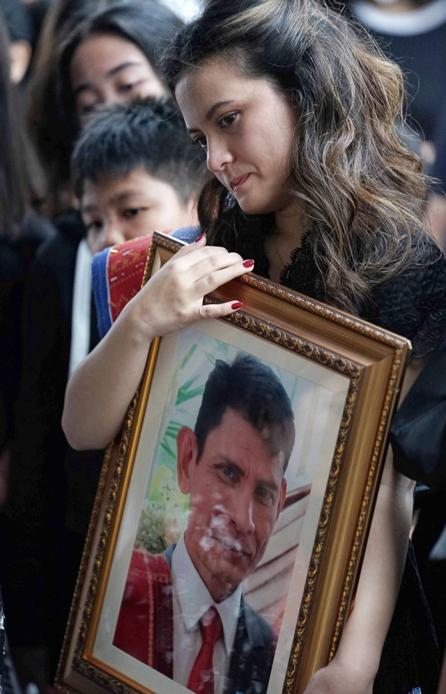 Marsha Aruan memeluk foto ayahnya Maruli Asi Budi Aruan saat prosesi pemakaman di TPU Tanah Kusir, Jakarta, Jumat (9/12/2022). Foto: Agus Apriyanto