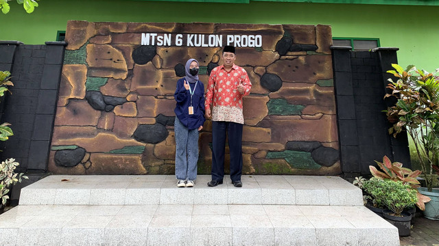 Potret bersama Bapak Zainuri, S. Pd selaku kepala sekolah saat berkunjung ke Mts N 6 Kulon, Sumber : Dokumentasi Pribadi