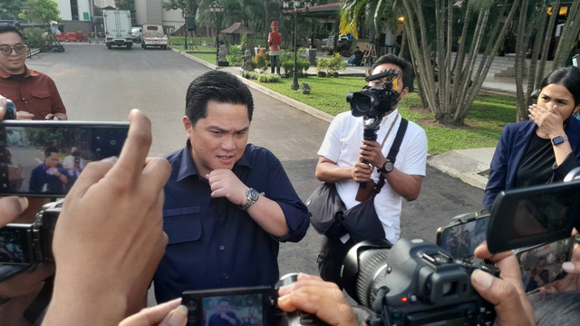 Menteri BUMN Erick Thohir memberi keterangan media di Hotel Ambarukmo, Jumat (9/12) sore. Foto: Widi Erha Pradana