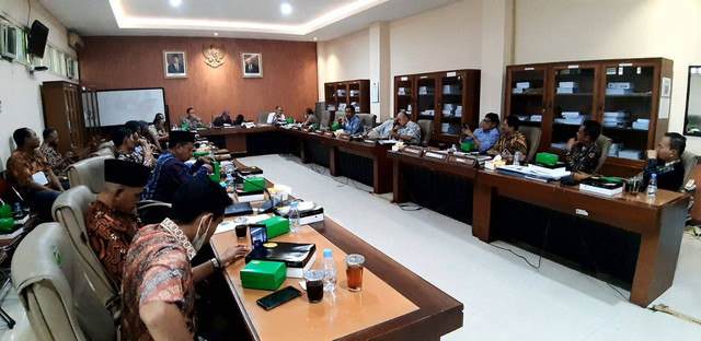 Warga Sleman berdiskusi dengan anggota DPRD DIY untuk perbaikan kerusakan talud Sungai Opak. Foto: Len/Tugu Jogja