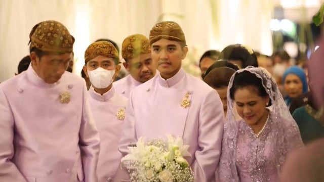 Presiden Jokowi, Gibran Rakabuming, dan Kaesang Pangarep di kediaman Erina Sofia Gudono di Dusun Purwosari, Desa Sinduadi, Kecamatan Mlati, Kabupaten Sleman, Daerah Istimewa Yogyakarta (DIY), Jumat (9/12). Foto: Youtube/Presiden Joko Widodo